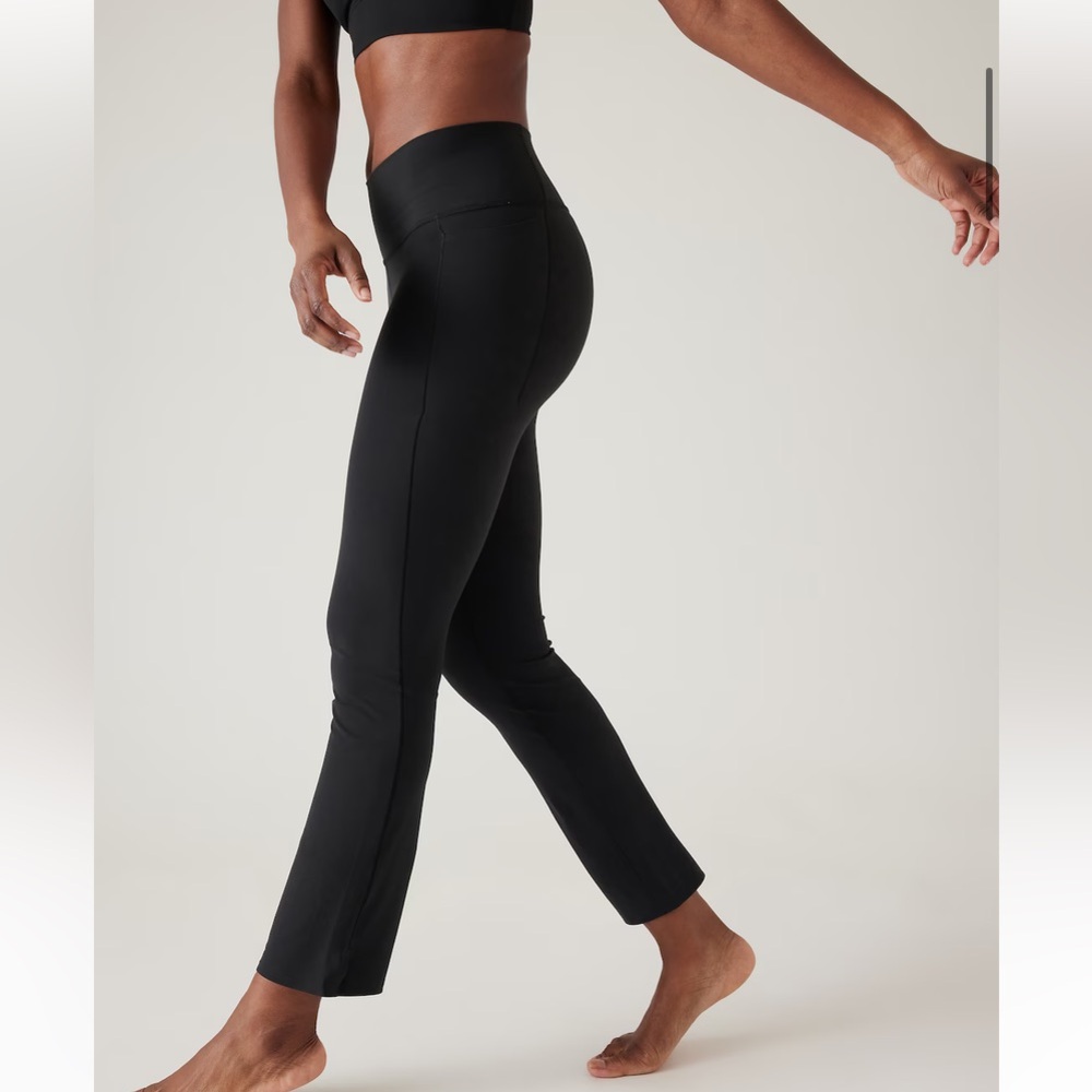 Athleta Transcend Stash Crop Straight Leg yoga pants M
